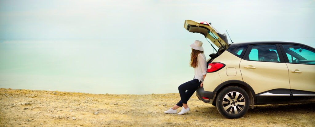 車のトランクに座る女性